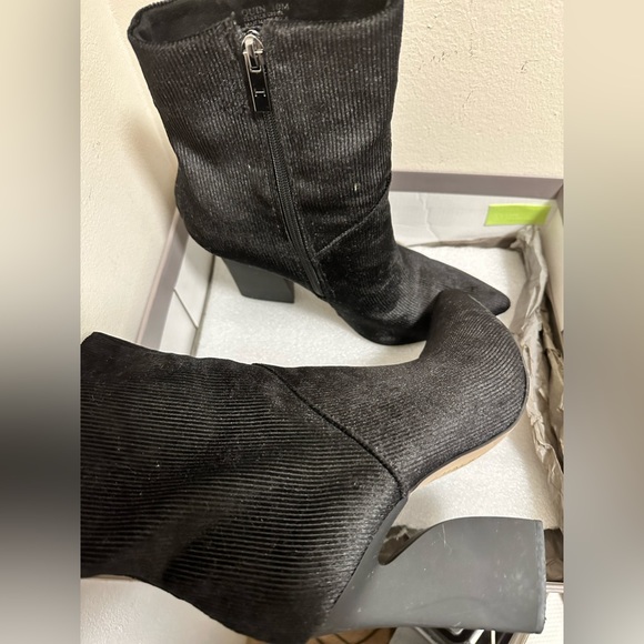 Black Halston corduroy bootie. Sz 10 - Picture 4 of 6